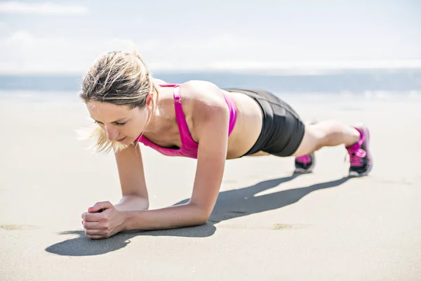 Mujer joven corriendo en la playa en el día de verano. Corredor atleta haciendo ejercicio activamente en el día soleado —  Fotos de Stock