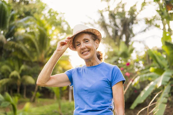 Портрет літньої жінки за межами свого будинку на екваторі теплого центру — стокове фото