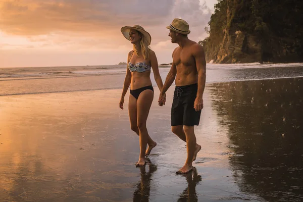 Para zakochanych o romantycznych chwil przetargu o zachodzie słońca na plaży — Zdjęcie stockowe