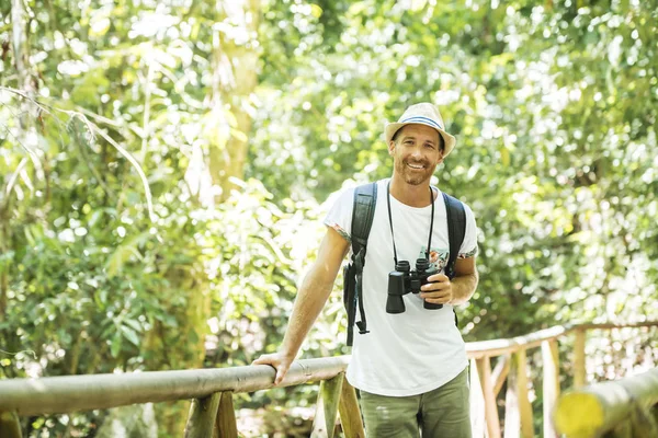 Touristes homme avec jumelles Vous cherchez quelque chose le long de la forêt — Photo