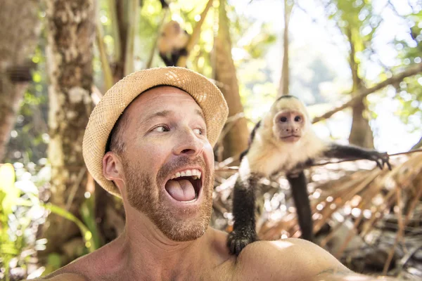 Hommes touriste fait selfie autoportrait avec singe — Photo