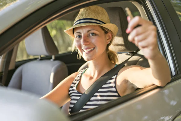 Mujer sentada en un coche de alquiler en vacaciones vacante — Foto de Stock