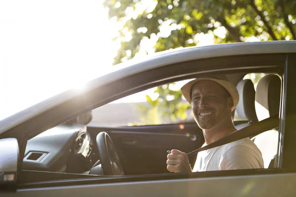 Männer sitzen im Urlaub im Mietwagen — Stockfoto