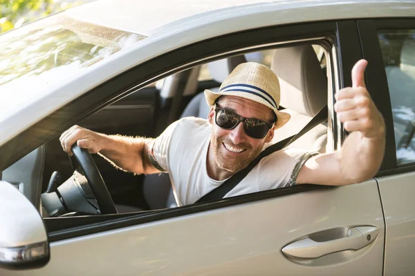 Hombres sentados en un coche de alquiler en vacaciones vacantes —  Fotos de Stock