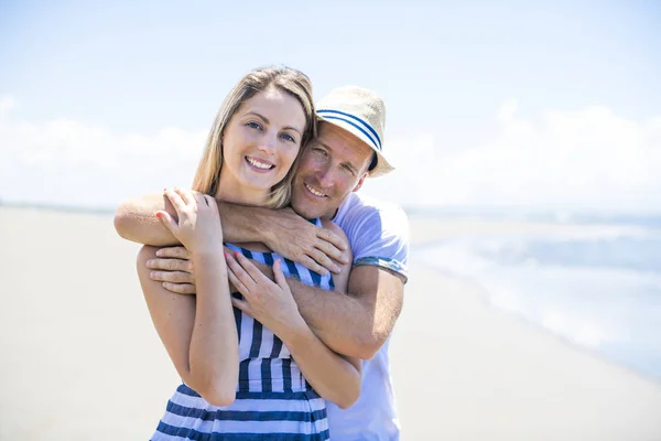Μια όμορφη και ευτυχισμένη ζευγάρι έχει τη διασκέδαση με την παραλία της Κόστα Ρίκα — Φωτογραφία Αρχείου