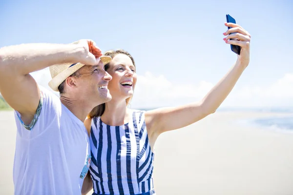 A beautiful and happy couple having fun at the beach of Costa Rica — Stock Photo, Image