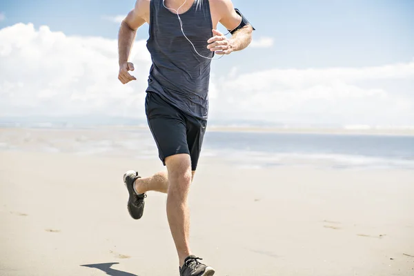 Egy férfi, jogging a nap idő, a strandon — Stock Fotó
