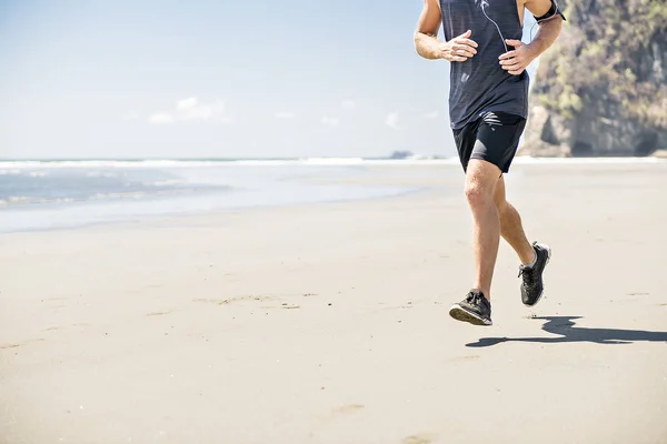 A Los hombres corriendo en el día en la playa —  Fotos de Stock