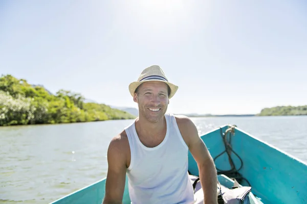 Un joli portrait d'homme joyeux sur le bateau au Costa Rica — Photo