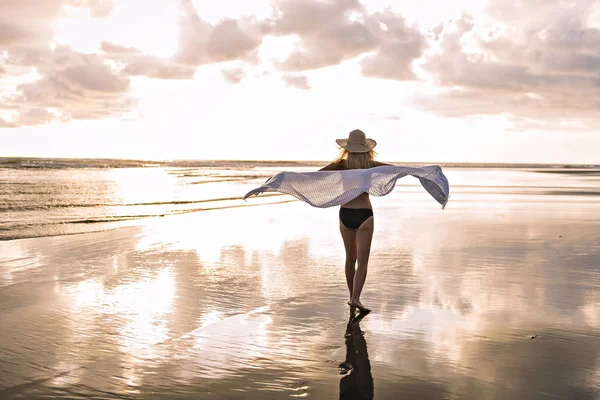 Žena milující život na pláži — Stock fotografie