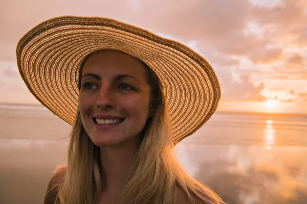 Eine liebende Frau am Strand — Stockfoto