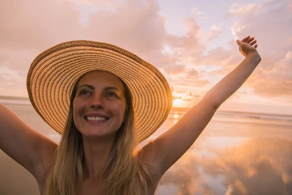 Uma mulher de vida amorosa na praia — Fotografia de Stock