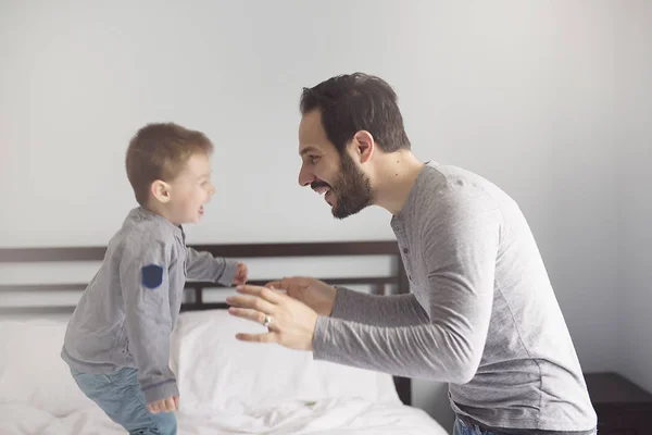 Pai e filho na cama, tempo feliz na cama — Fotografia de Stock