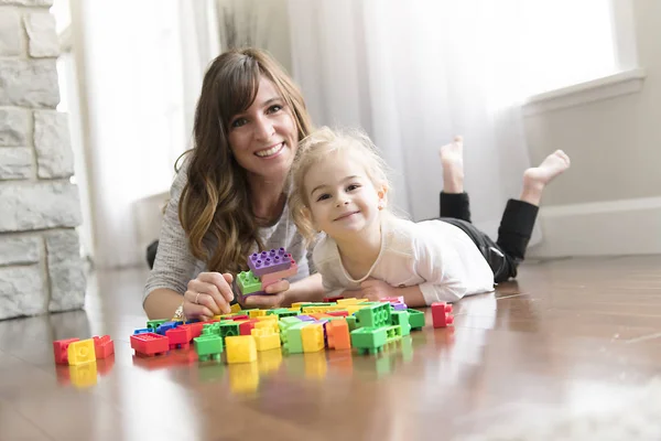 어머니와 자식 딸 집에서 장난감 블록 건물 — 스톡 사진