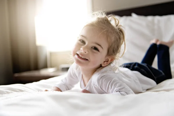 Κόρη δύο ετών, ξεκούραση στο κρεβάτι, θετικά συναισθήματα — Φωτογραφία Αρχείου