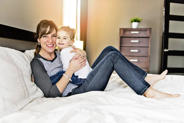 Mère et sa fille enfant fille prendre du bon temps sur le lit — Photo