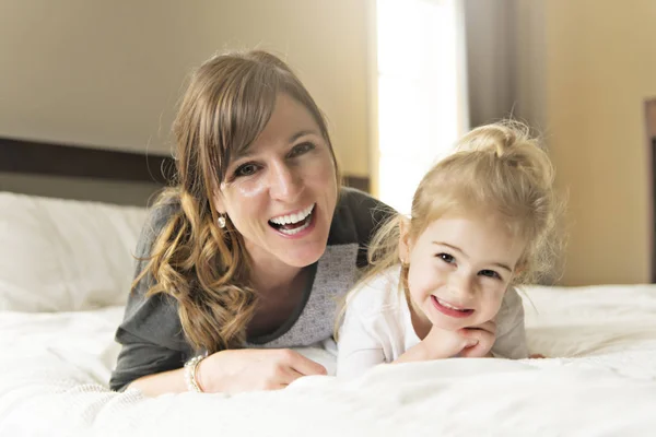 Mère et sa fille enfant fille prendre du bon temps sur le lit — Photo