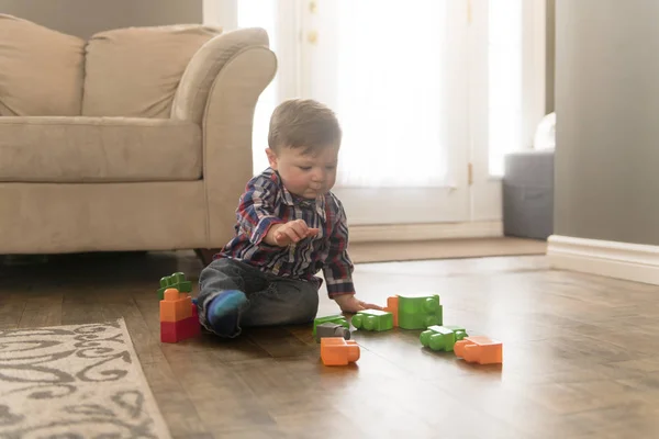 Строительство детского мальчика из игрушечных блоков дома — стоковое фото