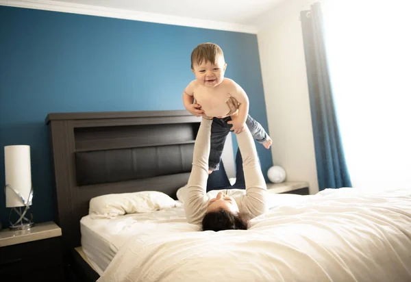 Mutter und ihr Sohn nehmen sich viel Zeit im Bett — Stockfoto