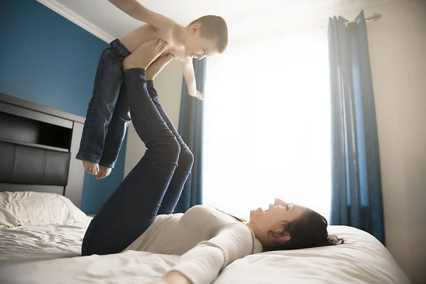 Mãe e seu filho filho tomando bom tempo na cama — Fotografia de Stock