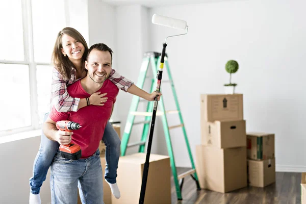 A loving Couple moving from house at day time — Stock Photo, Image