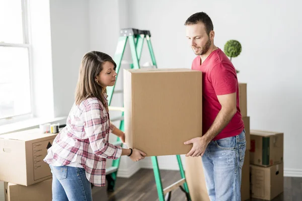 Een verliefde paar verplaatsen vanuit huis op moment van de dag — Stockfoto