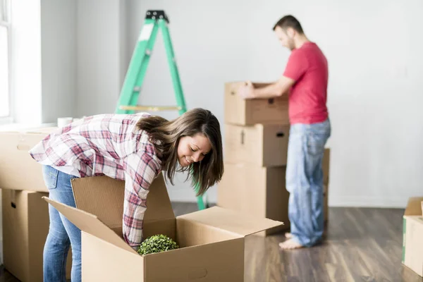 Een verliefde paar verplaatsen vanuit huis op moment van de dag — Stockfoto