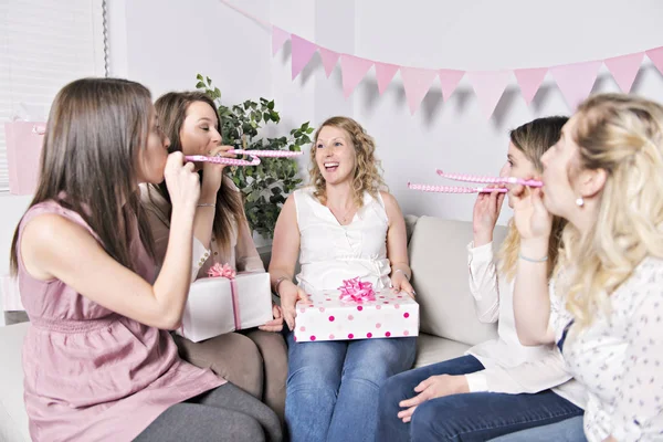 Mejores amigos en fiesta de baby shower celebrando dar cosas de niños como regalo — Foto de Stock