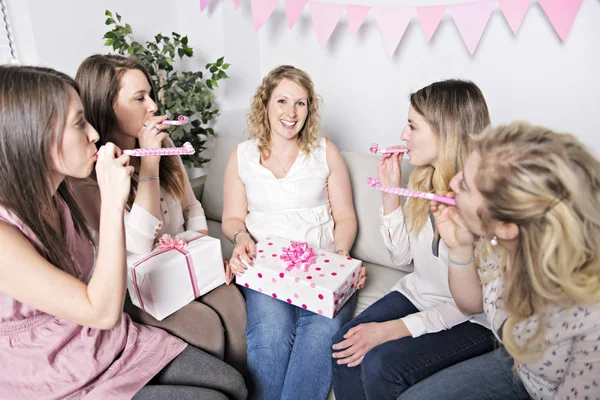 Mejores amigos en fiesta de baby shower celebrando dar cosas de niños como regalo — Foto de Stock