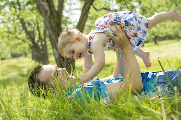 Un père avec son bébé en plein air au parc — Photo