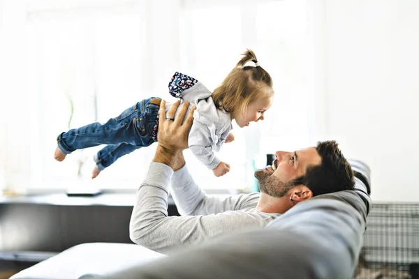 Jeune Pere Avec Bebe Fille Sur Canape A La Maison Plein Souriez Stock Photo Jeune Pere Avec Bebe Fille Sur Canape A La Maison Plein Souriez Stock Photo