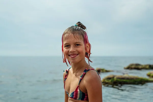 Chica sonriente con el pelo colorido en la playa, felices vacaciones de verano — Foto de Stock