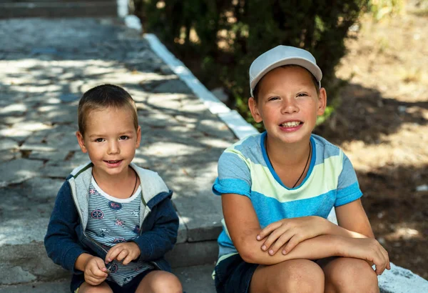 Hermanos sonrientes, dos niños sonriendo — Foto de Stock