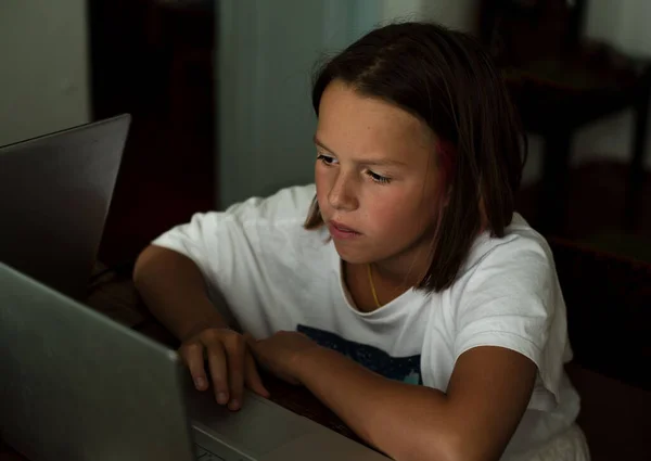 Menina adolescente com laptop estudando on-line, e-learning e conceito de casa-escola — Fotografia de Stock