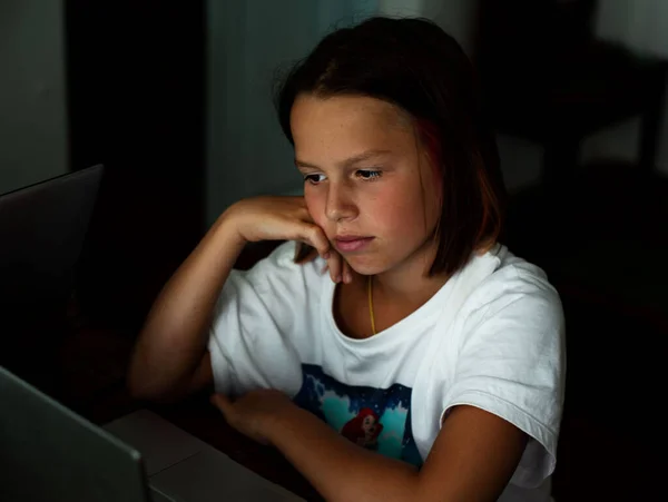 Menina adolescente com laptop estudando on-line, e-learning e conceito de casa-escola — Fotografia de Stock