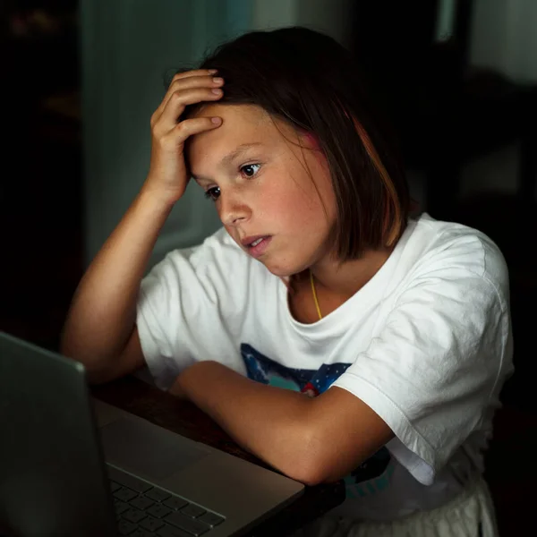 Menina adolescente com laptop estudando on-line, e-learning e conceito de casa-escola — Fotografia de Stock