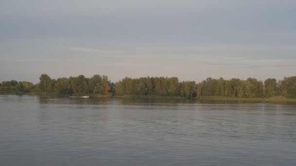 Barco navegando no rio ao pôr-do-sol. Fundo natural. — Vídeo de Stock