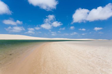Lencois Maranhenses Ulusal Parkı, Brezilya 'dan beyaz kum tepeleri manzarası. Yağmur suyu gölü. Brezilya manzarası