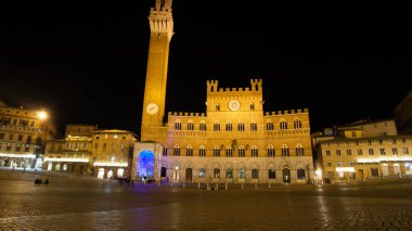 Gece görünümü Campo Meydanı (Piazza del Campo), Siena Palazzo Pubblico ve Mangia Kulesi (Torre del Mangia) Siena, Toskana, İtalya.