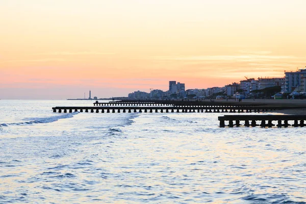 Strandlandschaft Morgengrauen Piers Perspektivischen Blick Mit Den Menschen Jesolo Beach — Stockfoto