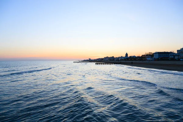 Plaj Manzara Şafakta Piers Perspektif Görünüm Insanlarla Jesolo Plaj Manzarası — Stok fotoğraf