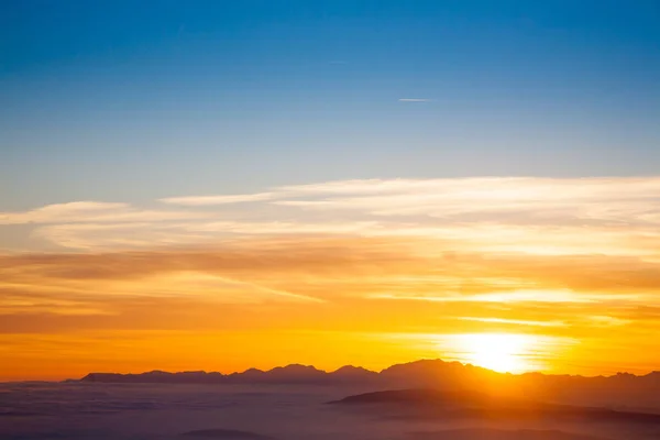 イタリアアルプスからの日没時の山のシルエット 雲の背景 — ストック写真