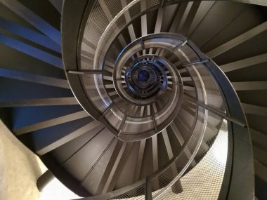 Spiral merdiven altı manzarası. Geometrik arkaplan