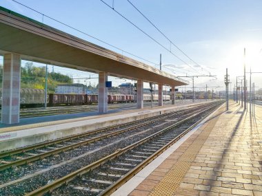Tren perspektif görünümünü izler. Ulaşım kipi.