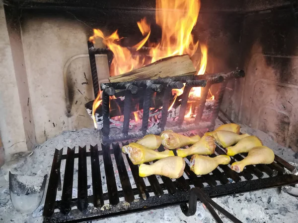 暖炉で焼かれた肉 — ストック写真