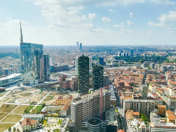 Milan havadan görünümü. Milano city, İtalya. Modern binalar görünümü