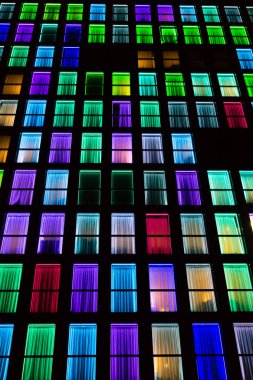 Renkli windows doku. Windows tarafından neon ışıkları arka plan aydınlatılmış.