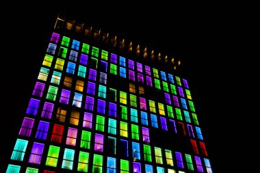 Renkli windows doku. Windows tarafından neon ışıkları arka plan aydınlatılmış.