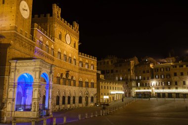 Gece görünümü Campo Meydanı (Piazza del Campo), Siena Palazzo Pubblico ve Mangia Kulesi (Torre del Mangia) Siena, Toskana, İtalya.