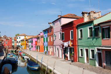 Renkli görünüm ev sahipliği yapmaktadır. Burano Adası, Venedik. Geleneksel İtalyan peyzaj.